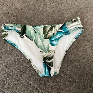 Leaf patterned bikini bottoms